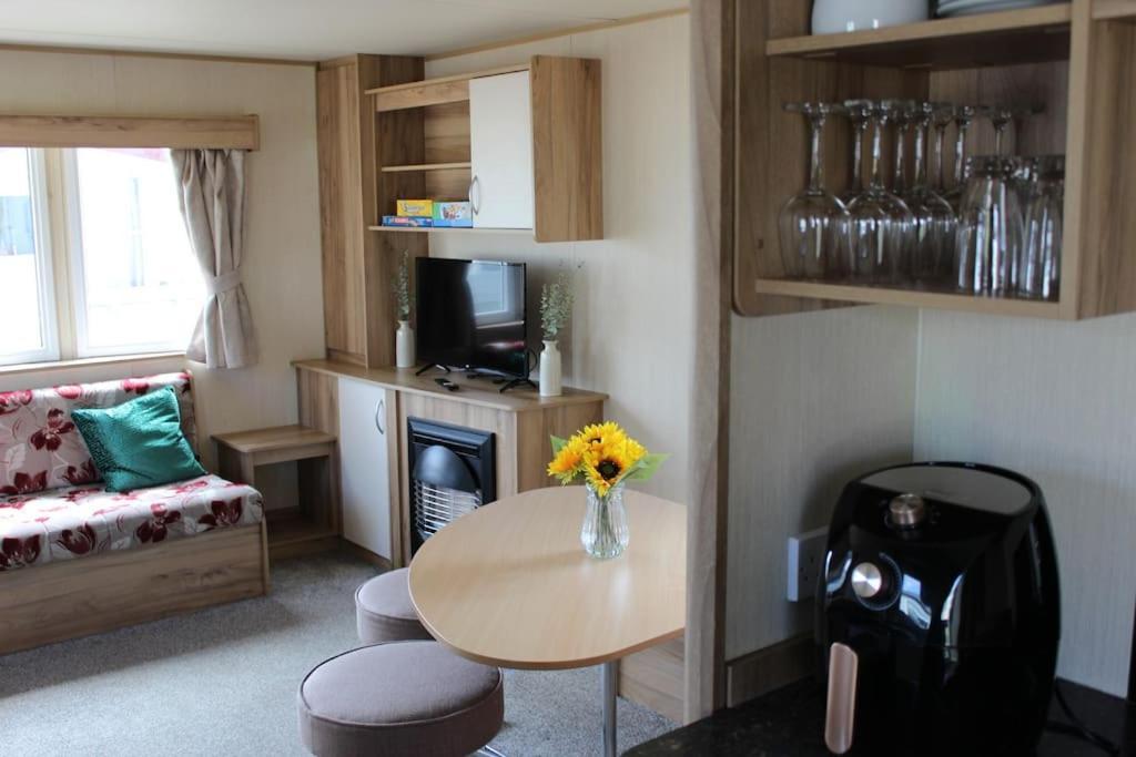Norfolk Broads Caravan Sleeps 8 Belton with Browston