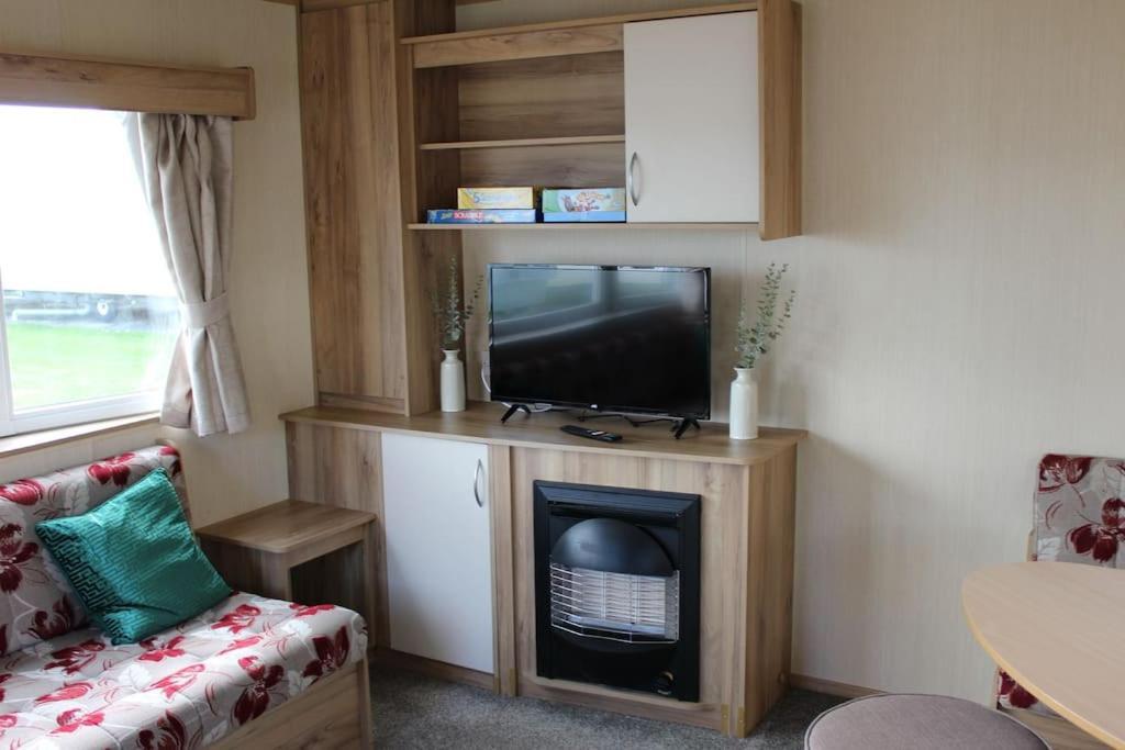 Norfolk Broads Caravan Sleeps 8 *