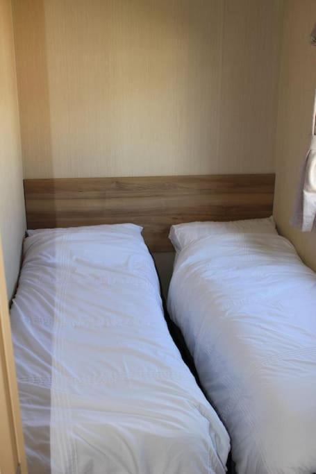 Norfolk Broads Caravan Sleeps 8 Apartment Belton with Browston