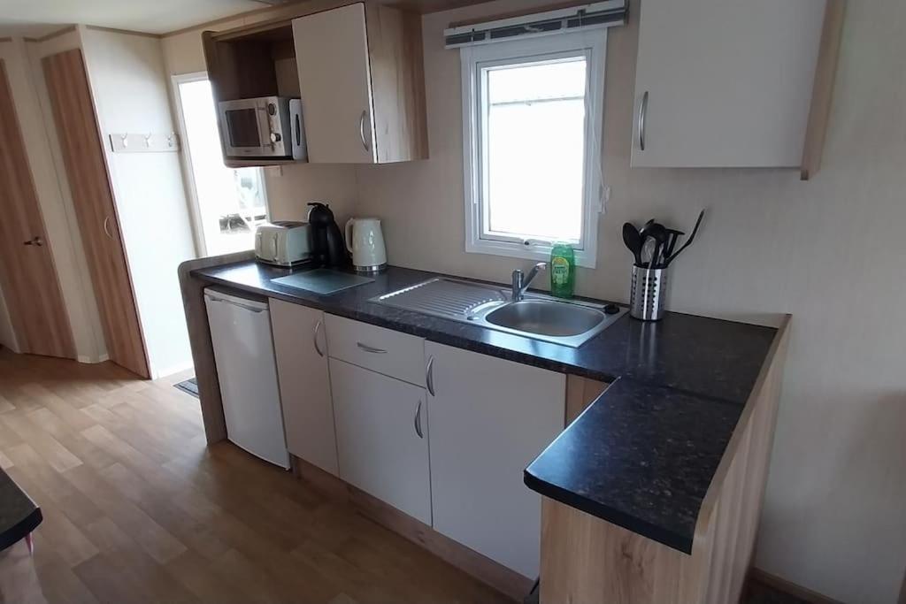 Norfolk Broads Caravan Sleeps 8 Belton with Browston