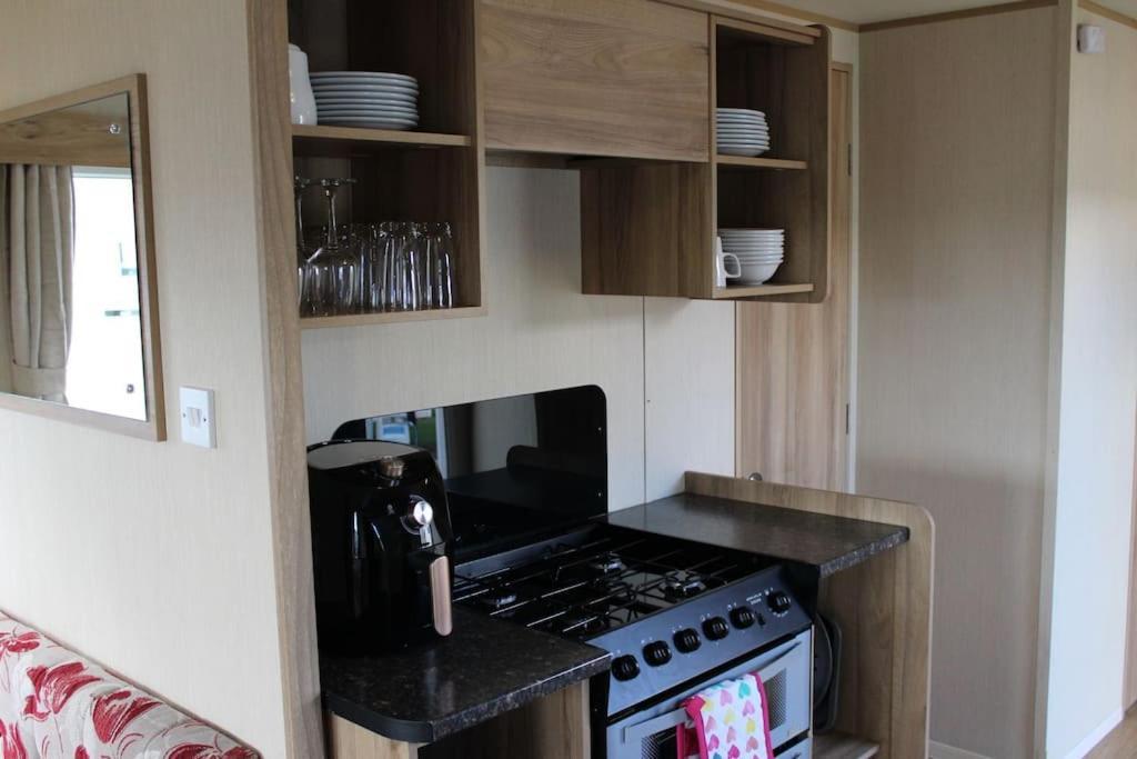 Norfolk Broads Caravan Sleeps 8 Belton with Browston