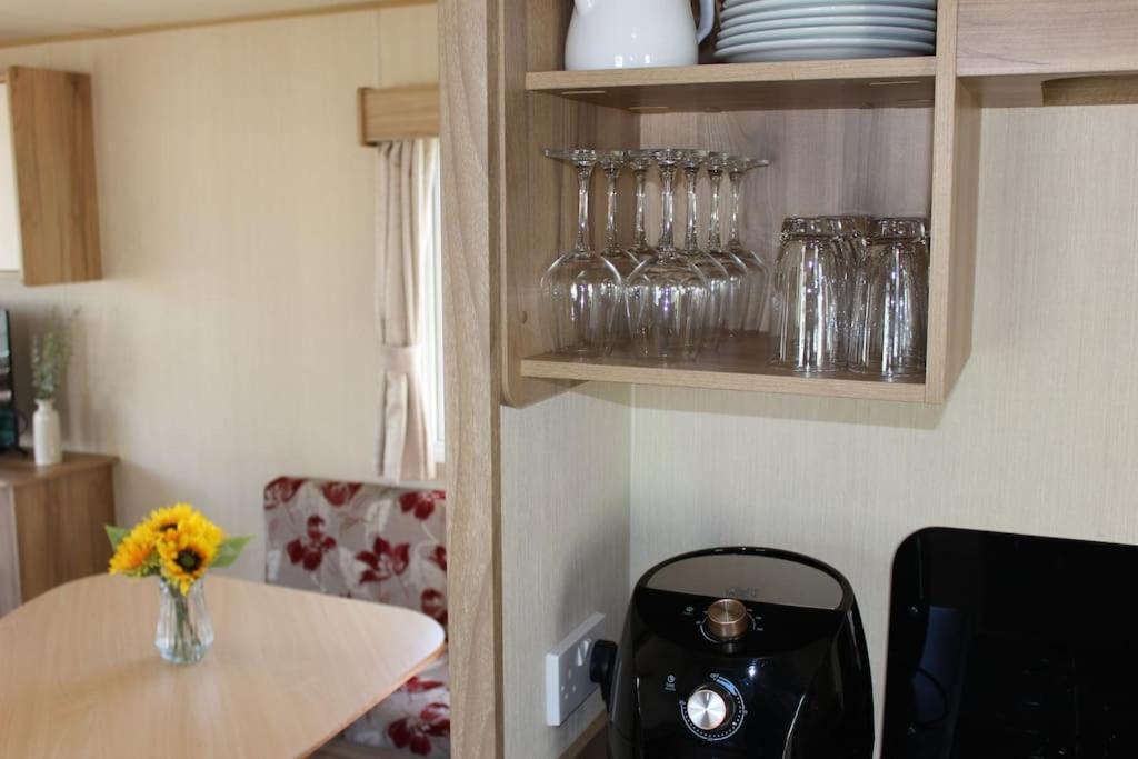 Norfolk Broads Caravan Sleeps 8 *