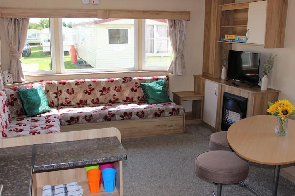 Norfolk Broads Caravan Sleeps 8 Apartment Belton with Browston