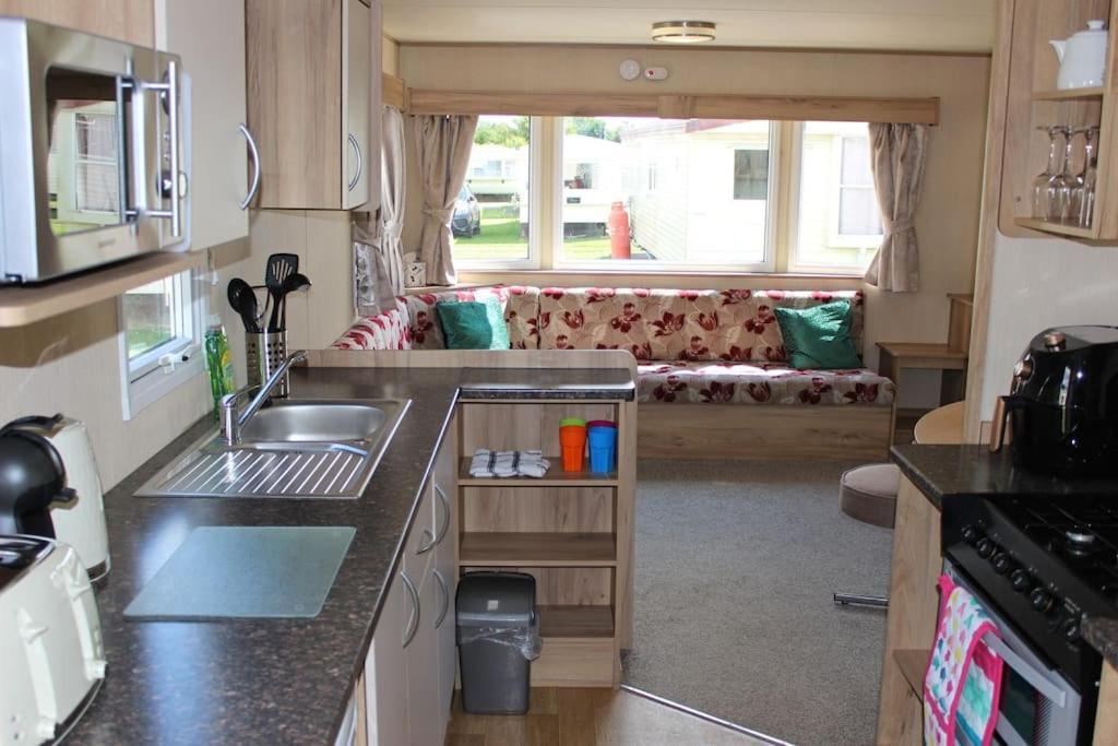 Norfolk Broads Caravan Sleeps 8 *