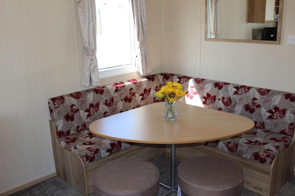 Norfolk Broads Caravan Sleeps 8 *